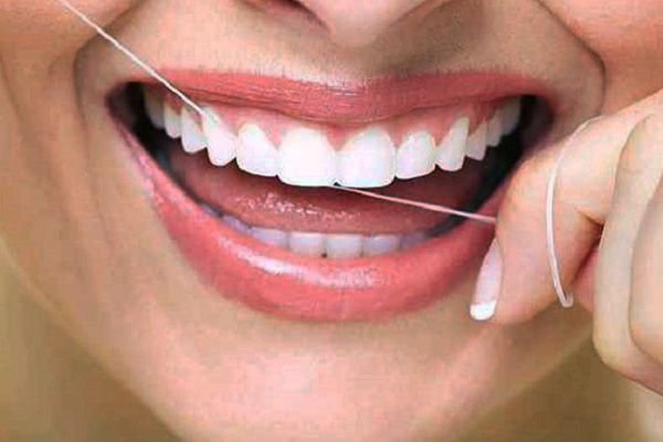 أنواع خيوط الأسنان و مميزات كل خيط أسنان و طرق الإستخدام