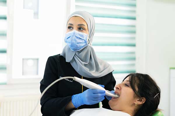 الدكتورة سارة الدندل: رمز من رموز طب الأسنان في تركيا